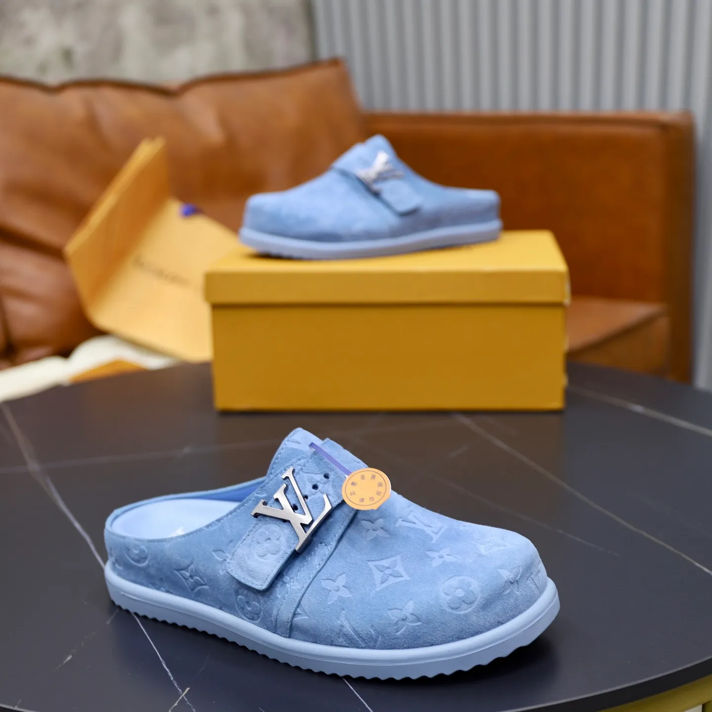 Ex-factory price: 520💰🙅‍♂️🙅‍♂️🙅‍♂️Birkenstock Brand: LV Louis Vuitton Standard code: 38-45 (cowhide lining) Grade: Same as the official website Material: Original leather design Original rubber wear-resistant molded outsole Style category: Men's fashion sandals Distinguished luxury brand elements Top luxury Color: Actual picture color